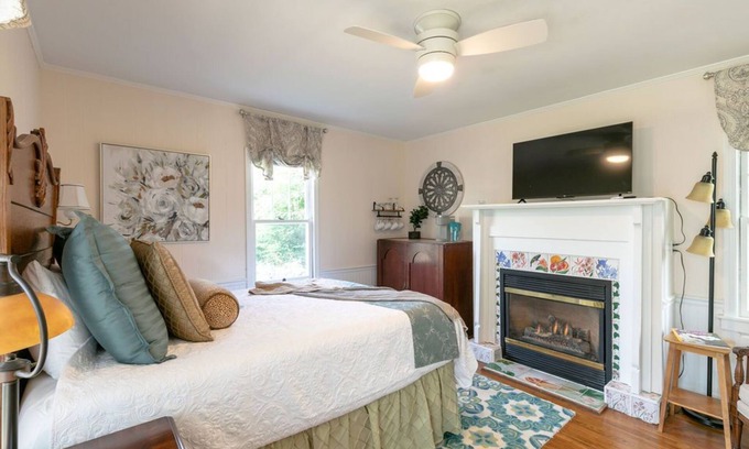 Weaverville Apartment | Garden Studio on Main - A perfect combination of modern amenities & convenience