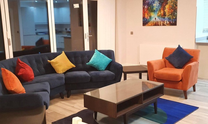 Brentwood House | Garland Modern Spacious Apartment, Brentwood 1 with Private entrance & Parking
