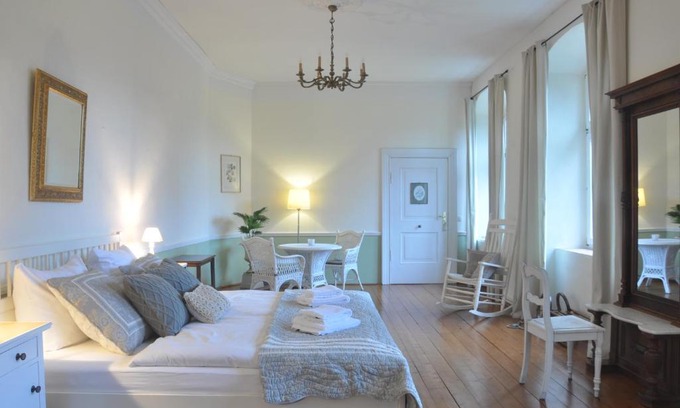 Berge Bed & Breakfast | Gartenzimmer im Schloss Neuhausen