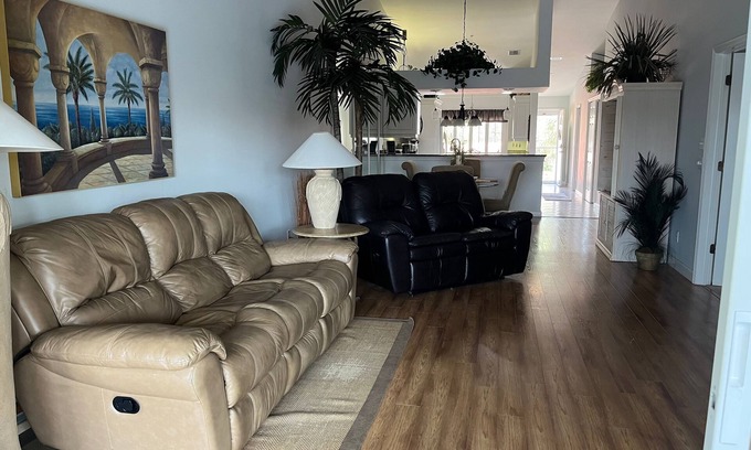 Naples Condo | Gated Community/Lazy River/Pool/Tennis/Granite/Tile/Lanai with Kitchen