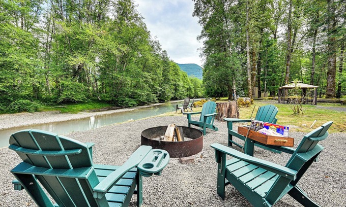 Packwood House | Gateway to Mt Rainier: Riverfront Haven w/Hot Tub