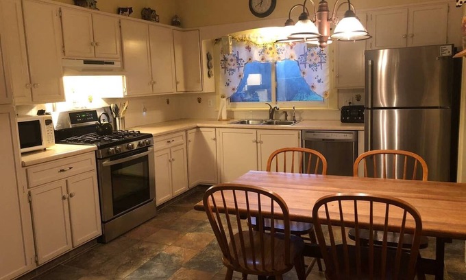 East Palmyra House | Gather HERE With Family & Friends! Private, cozy, fast WiFi