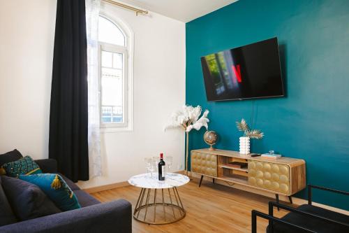 Saintes Apartment | Gatsby - Appartement rénové élégant, Hypercentre Saintes, Calme, Fibre, TV 4K, Netflix