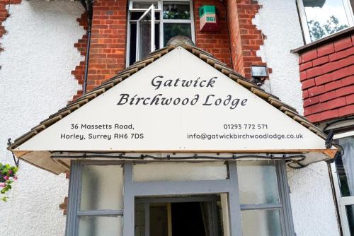Horley House | Gatwick Birchwood Lodge with Holiday Parking