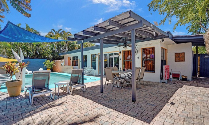 Coral Heights House | GAY MENS clothing optional guesthouse heated pool w soft king bd 10min to Wilton