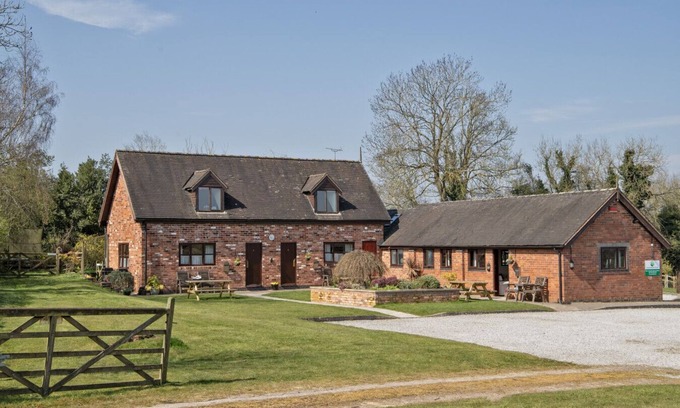 Denstone House | Zoes Cottage 5 mins drive to Alton Alpaca`s