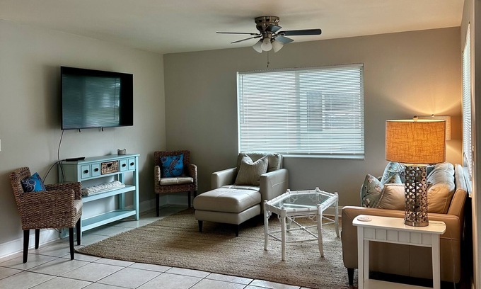 East Naples Cottage | Gecko Cottage - 2 miles to the beach!