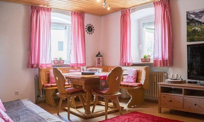 Au Apartment | Gemütliche 2-ZimmerFerienwohnung im Schwarzwaldstil, stadtnah