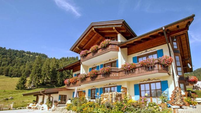 Balderschwang Apartment | Gemütliche Ferienwohnung Bergwiese, 2-Raum, separates Schlafzimmer, schönen Balkon oder Terrasse, Komfort Ausstattung, ruhige Südlage, kostenfrei WLAN und schöne helle Sauna, Brötchenservice, Parkplatz, Hunde auf Anfrage, E-Tankstelle, Sonnenlage