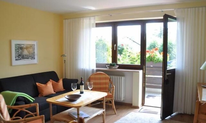 Silberberg Apartment | Gemütliche FeWo (52qm) für zwei Personen. Sonnenliegen im Garten.