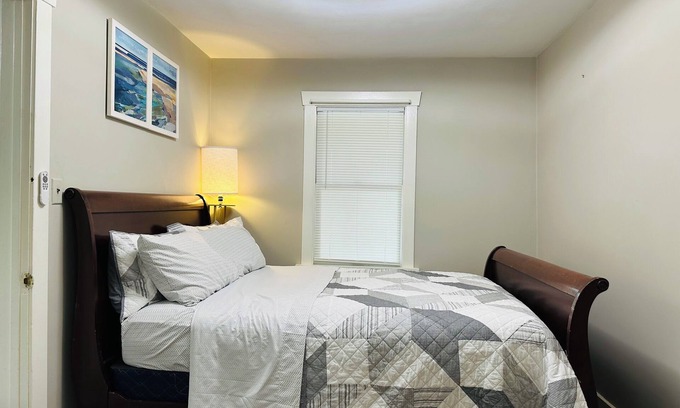 Geneva House | Geneva Retreat – 4BR, Big Yard, Near Downtown, Shops, and Riverwalk