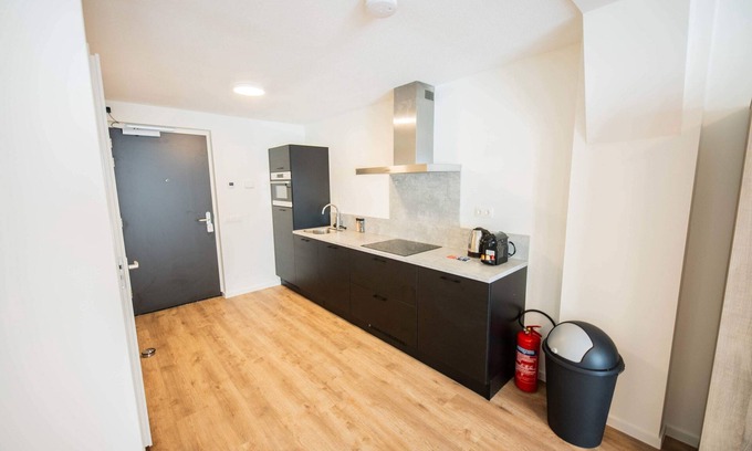 Kop van Zuid Apartment | Gentle serviced studio apartment 47m2 -PRH12G-