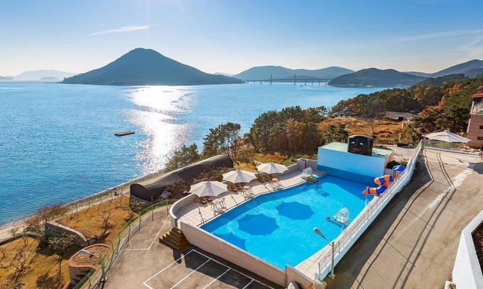 Geoje House | Geoje Daesan Oceanview Spa Pension