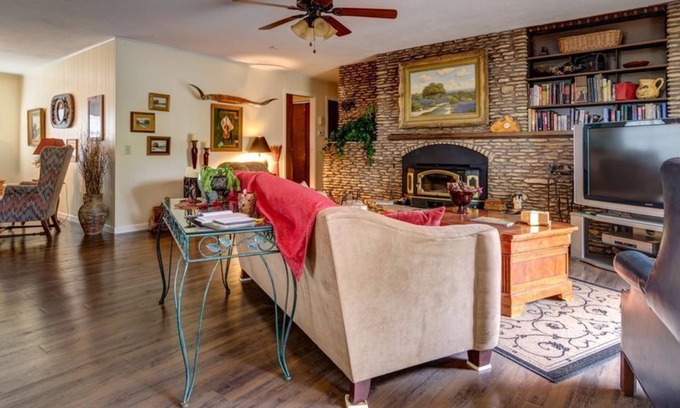 Georgetown House | Georgetown Square Minutes From Riverside, Countryside Farm Home, Family & Pets