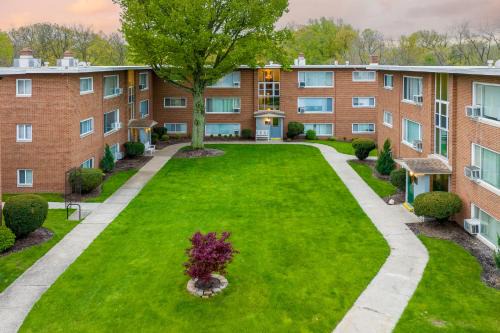 Fairview Park Apartment | Georgetown Villas Two Bedroom 3-2a Apartment in Fairview Park, Ohio!