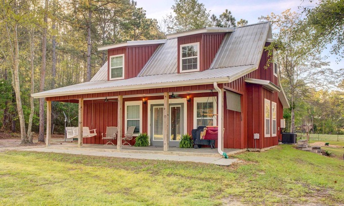Wray Cabin | Georgia Farmhouse: Lake Access, Private Beach