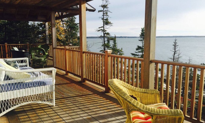 Georgetown Cottage | Get back to easy living! Walk to the beach, relax on the rocks. Dogs welcome