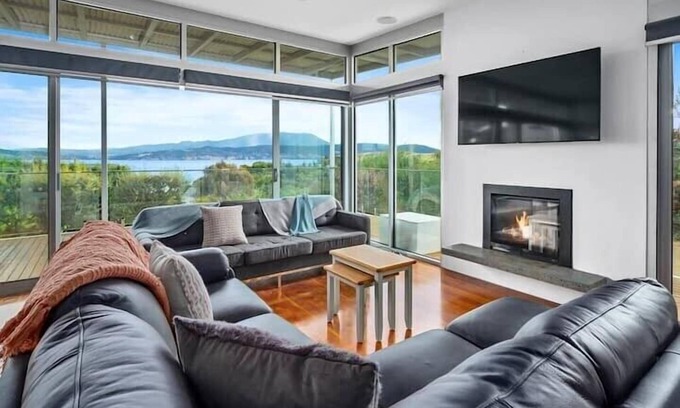 Opossum Bay House | Getaway Hideaway-close to beach Sleeps-8