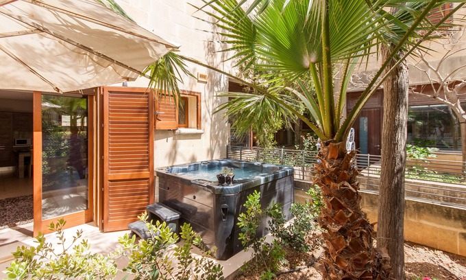 Ghajnsielem House | Getaway Npetto Gozitan Villa, Mġarr Gozo, Malta