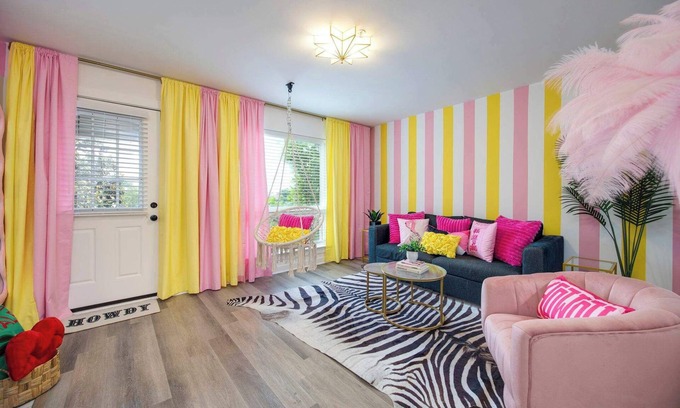 North Capitol Condo | Girls Trip Ready Pool 6 Guests -Music Row Area