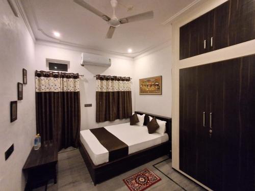 Udaipur District Hotel | Gitanjali Homestay Lakeside, Udaipur
