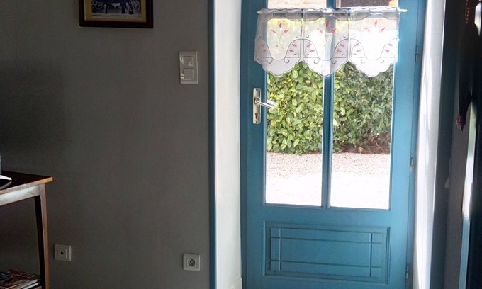 Louchy-Montfand House | Gite de Marcureau. in the vineyards of St Pourcain. Pets allowed.