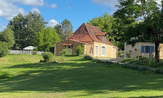 Cendrieux House | Gîte in the Dordogne in a peaceful green setting, ideal for a family