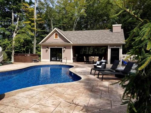 Pine Bush House | Glamorous Cottage Rental with Outdoor Lounge and Pool on 40 Acres in Pine Bush, New York