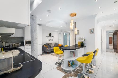Harrow Road Apartment | Glamorous London 2 bed stylish flat in Paddington