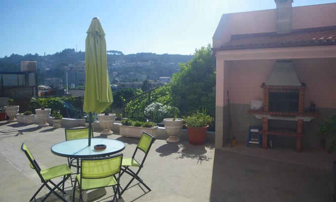 Gondomar Apartment | Glamorous mango-pineapple loft.