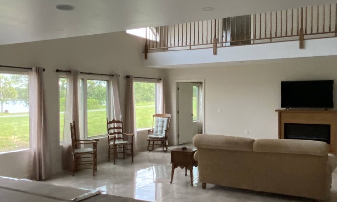 Chazy House | Glamorous private lake property