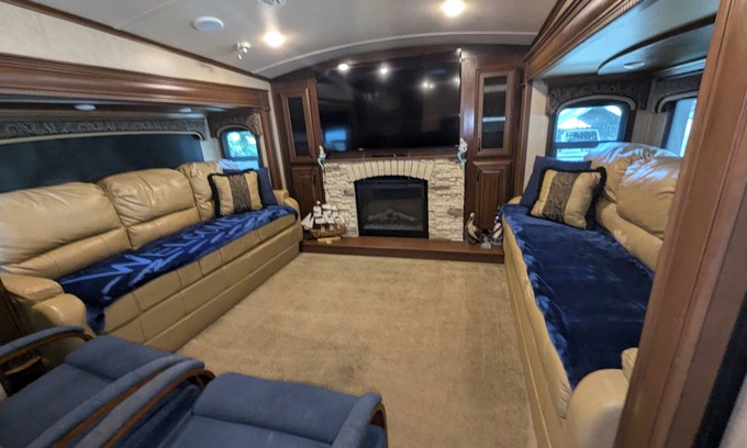 Homosassa House | Glamping in the heart of the Nature Coast! RV sleeps 6, many amenities onsite!