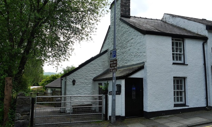 Trefriw Cottage | GLAN Y DDOL, pet friendly, character holiday cottage in Trefriw