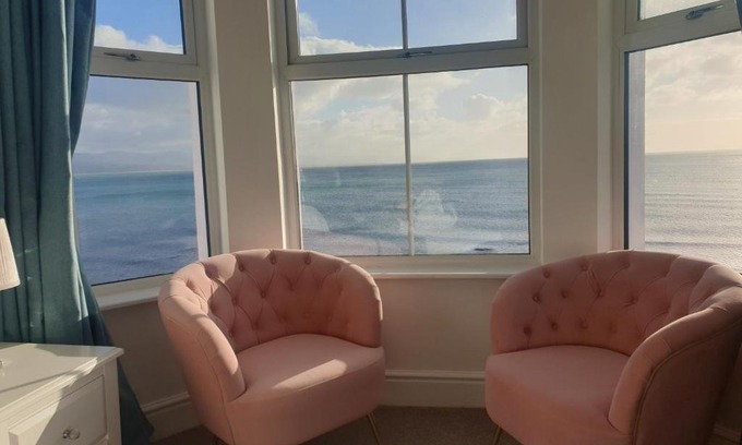 Criccieth House | Glan y Mor, Sleeps 20, 8 Bedrooms, 8 Bathrooms, Seafront, Criccieth