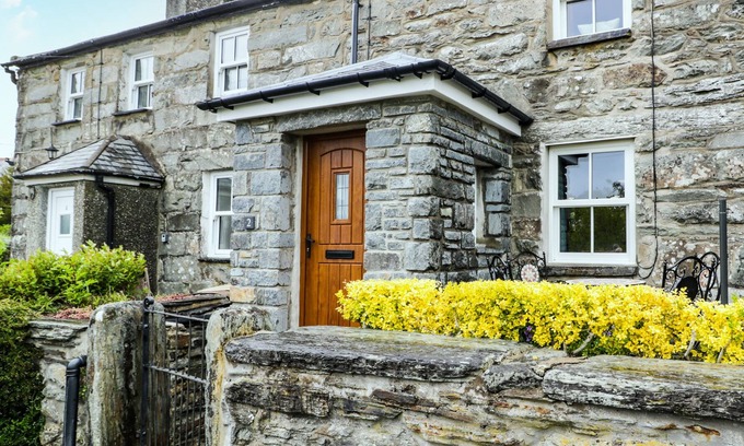 Talsarnau Cottage | GLAN Y WERN COTTAGE, pet friendly, with a garden in Talsarnau
