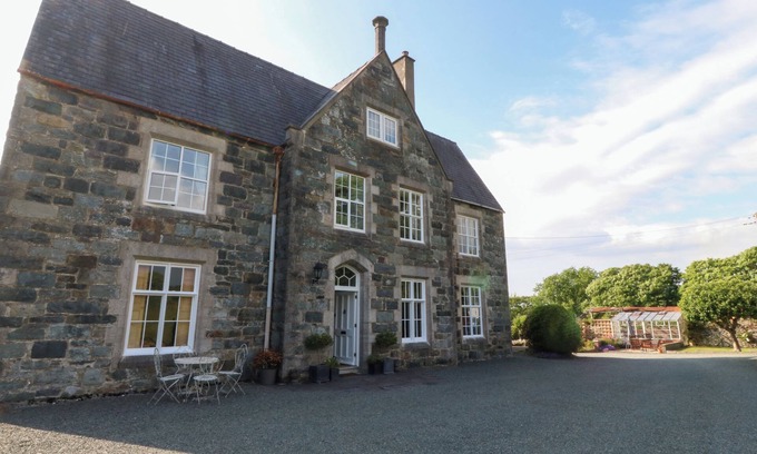 Llandwrog Cottage | GLASFRYN, family friendly, with open fire in Llandwrog