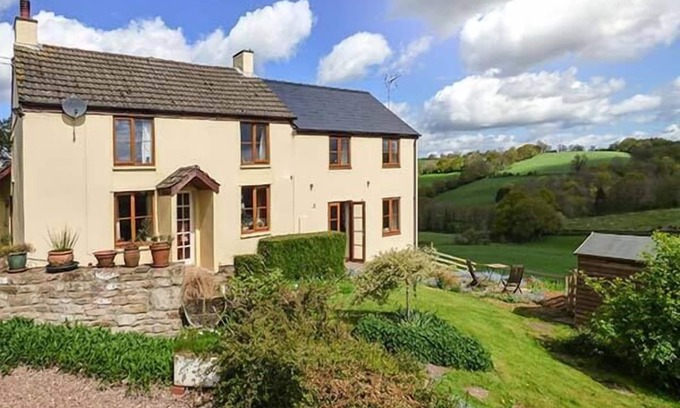 Coed-Y-Paen Cottage | GLEBE FARM COTTAGE, family friendly, with a garden in Llandegveth