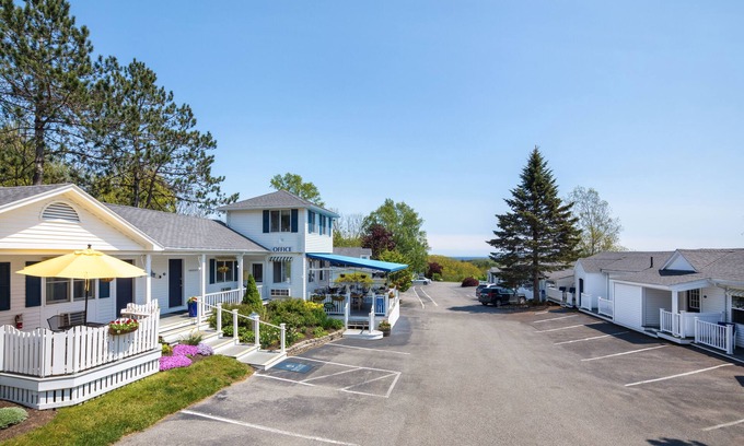 Rockport Hotel | Glen Cove Inn & Suites