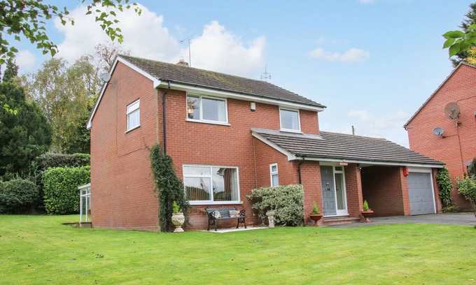 Madeley Cottage | GLEN HELEN, family friendly, with a garden in Madeley