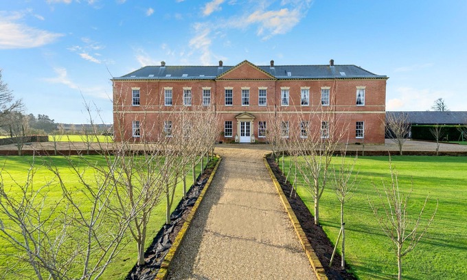 Glentham House | Glentworth Hall by Group Retreats - sleeps 33 guests in 10 bedrooms