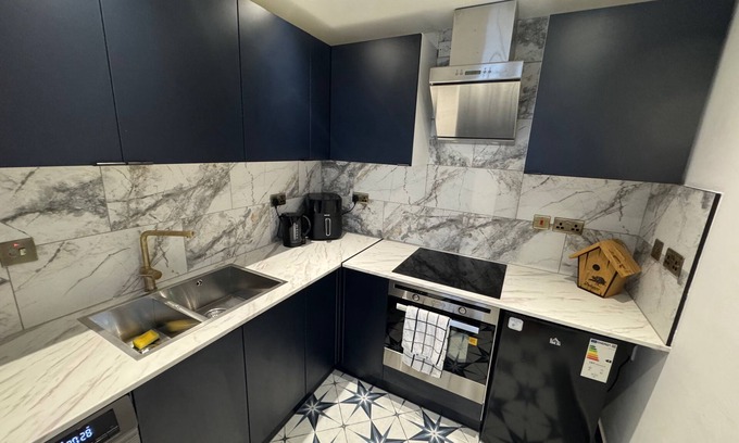 Gloucester Apartment | Gloucester - Apartment - Sleeps 2 - Parking - 97ws