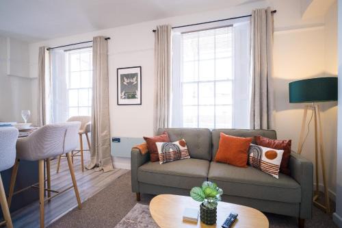 Gloucester Apartment | Gloucester Apartments x 3 FREE Parking & short walk to the University & Hospital