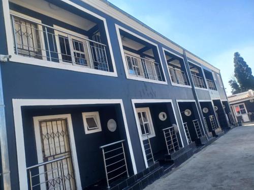 Greater Johannesburg Metropolitan Area Apartment | Gold Crown One Bedroom Self-Catering Apartment With Balcony, NetFlix & YouTube
