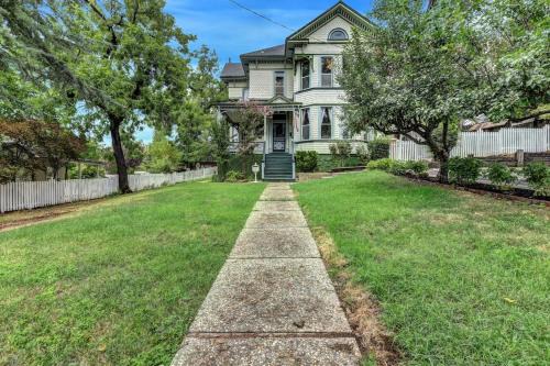 Grass Valley Hotel | Golden Dreams Inn