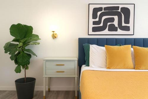 Holly House | Golden Girls Home at Dtwn, Fenced Yard, Sleep 9
