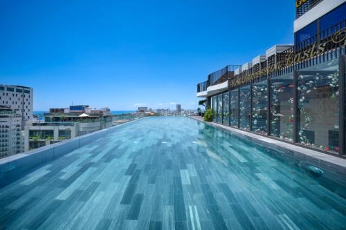 Ngu Hanh Son Hotel | Golden Lotus Grand Da Nang - Panoramic Rooftop Bar & Daily Afternoon Tea