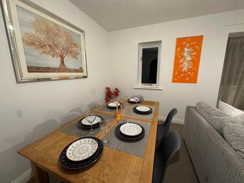 Erith Apartment | Golden Oak Two bed Apartment