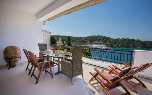 Maslinica Apartment | Golden view luxury apartment