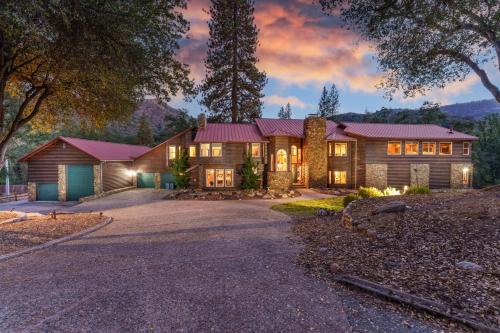 Oakhurst House | Goldside Mansion w/sleeping for 20 and tons of fun