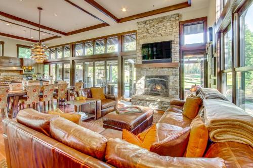 Cle Elum House | Golf Getaway with Hot Tub, Course Views in Cle Elum!